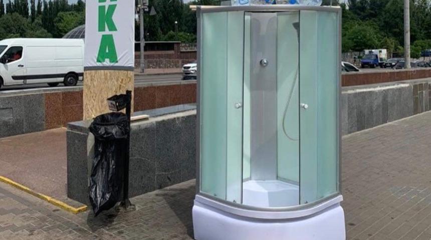 Ukrayna’da şaşırtan görüntü! Sıcaklara karşı sokaklara seyyar duşlar kuruldu