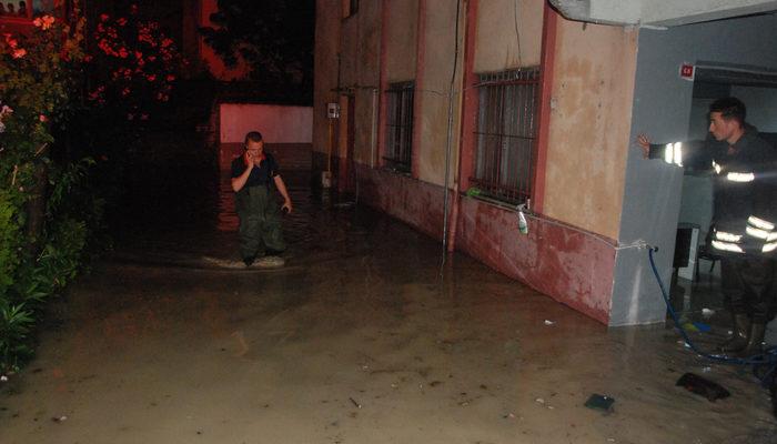 Bartın'da sağanak yağış nedeniyle ev ve iş yerlerini su bastı