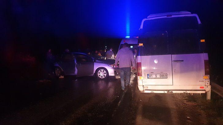 Düzce'de işçi servis aracı ile otomobilin çarpıştığı kazada çok sayıda kişi yaralandı G2