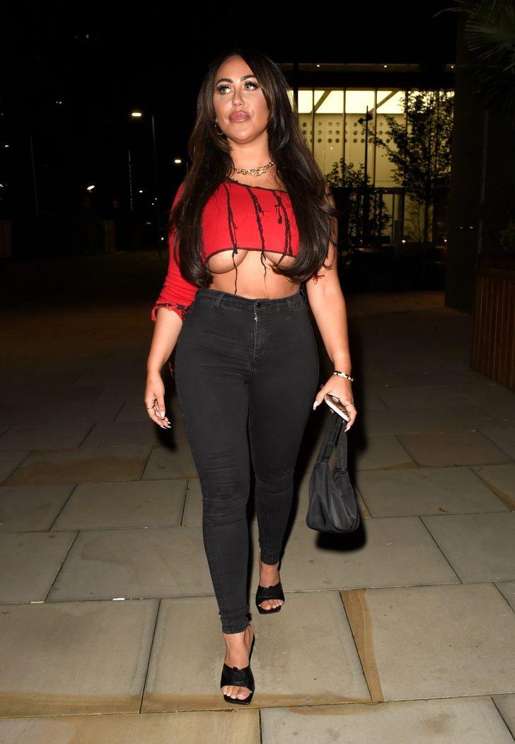 Sophie Kasaei'ye bluzu dar geldi! Göğüsleri taştı G2