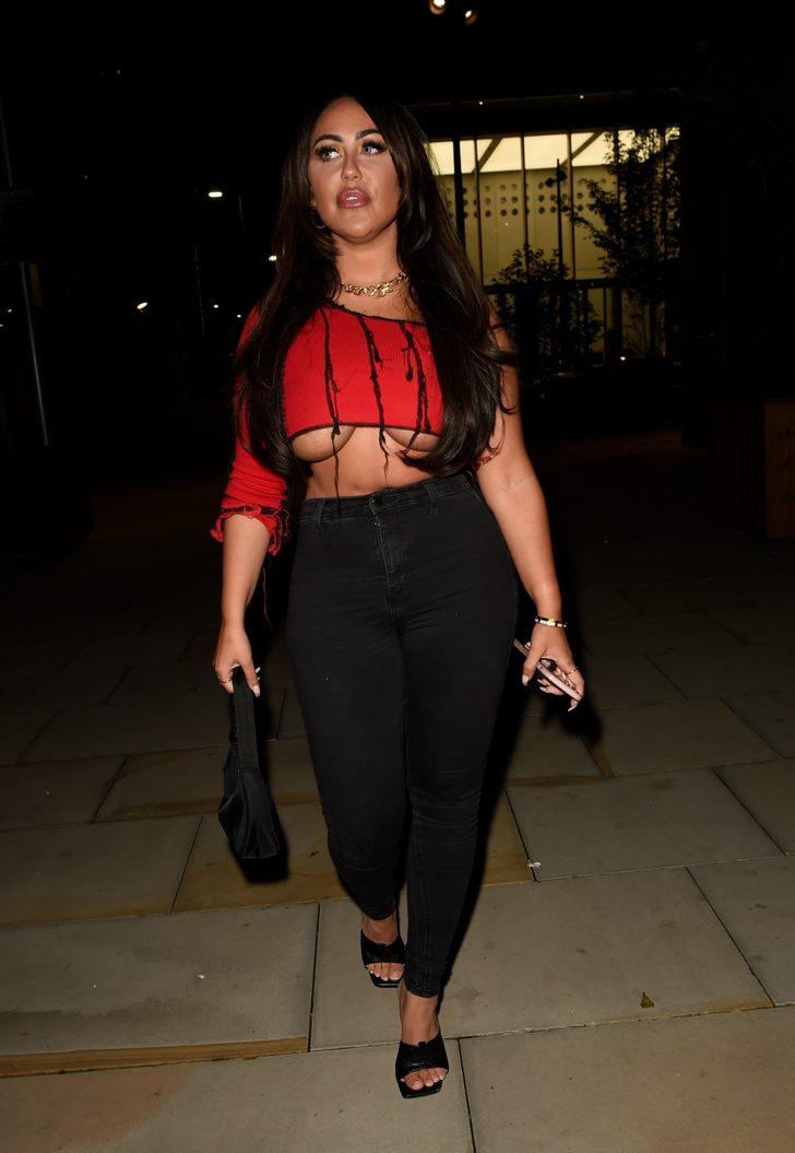 Sophie Kasaei'ye bluzu dar geldi! Göğüsleri taştı G4