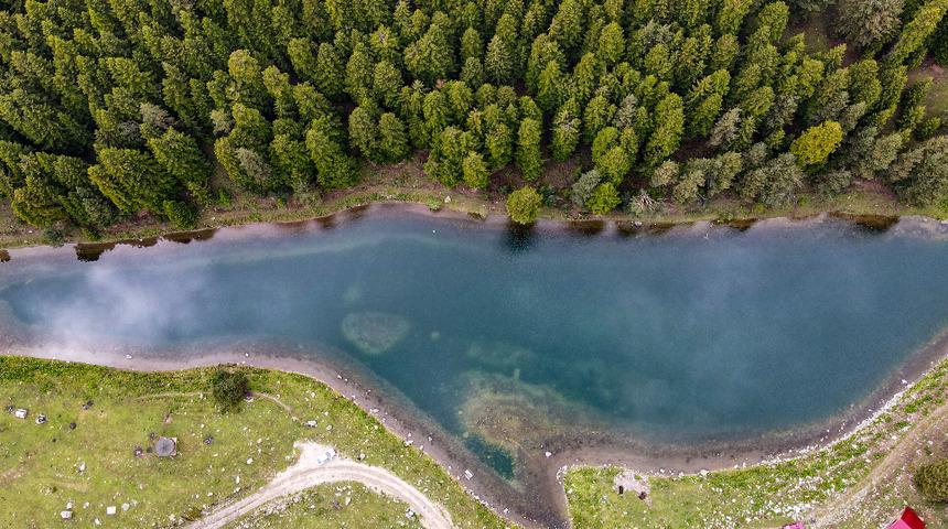 Havadan balığı andıran görüntüsü ile ilgi çeken Balık Gölü, görenleri büyülüyor