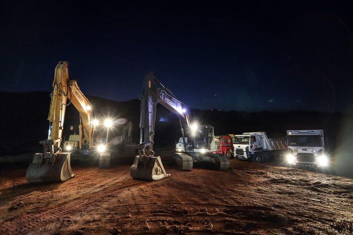 Bakan Varank, kepçe operatörlüğü yaparak Kırıkhan OSB'nin altyapı çalışmalarını başlattı: G2