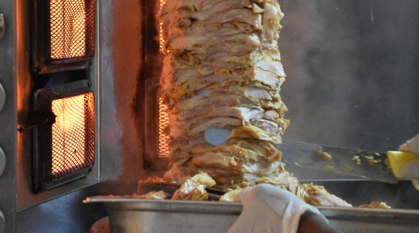 Tavuk dönerin içinden bağırsak, dana sucuktan domuz eti çıktı