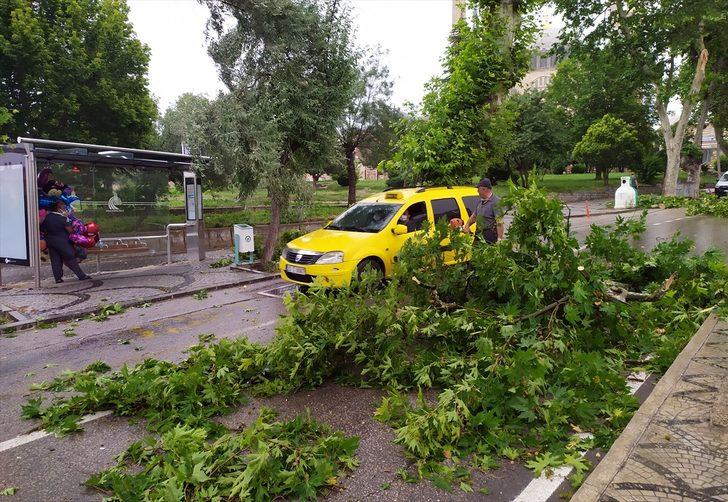 Edirne'de şiddetli sağanak ve fırtına hayatı olumsuz etkiledi G4