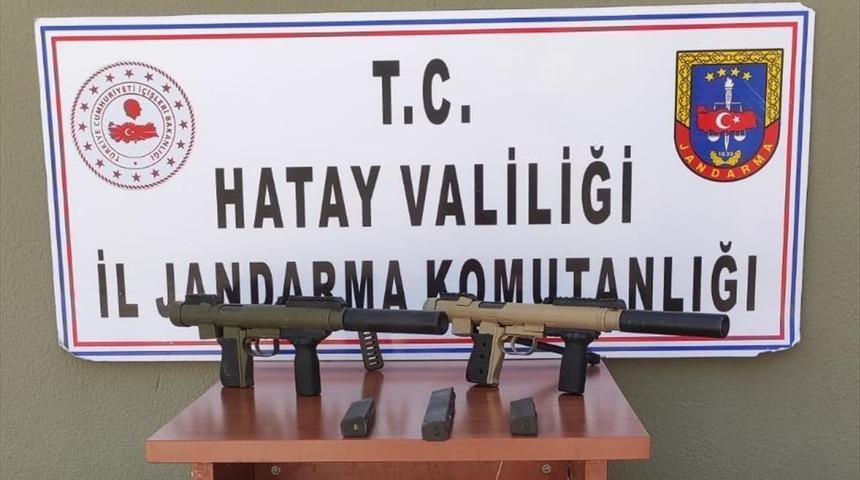 Hatay'da 2 makineli tabanca ve susturucu ele geçirildi