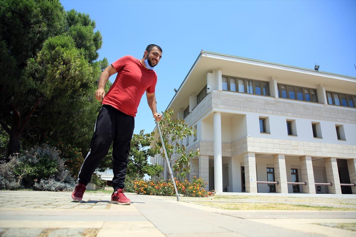 Mersin'de engelli &ouml;ğrenci vatandaşların kucağında YKS'ye yetiştirildi