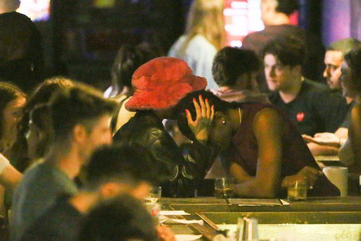 Rihanna kimliği olmadığı için bara alınmadı G5