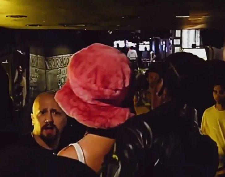 Rihanna kimliği olmadığı için bara alınmadı G1