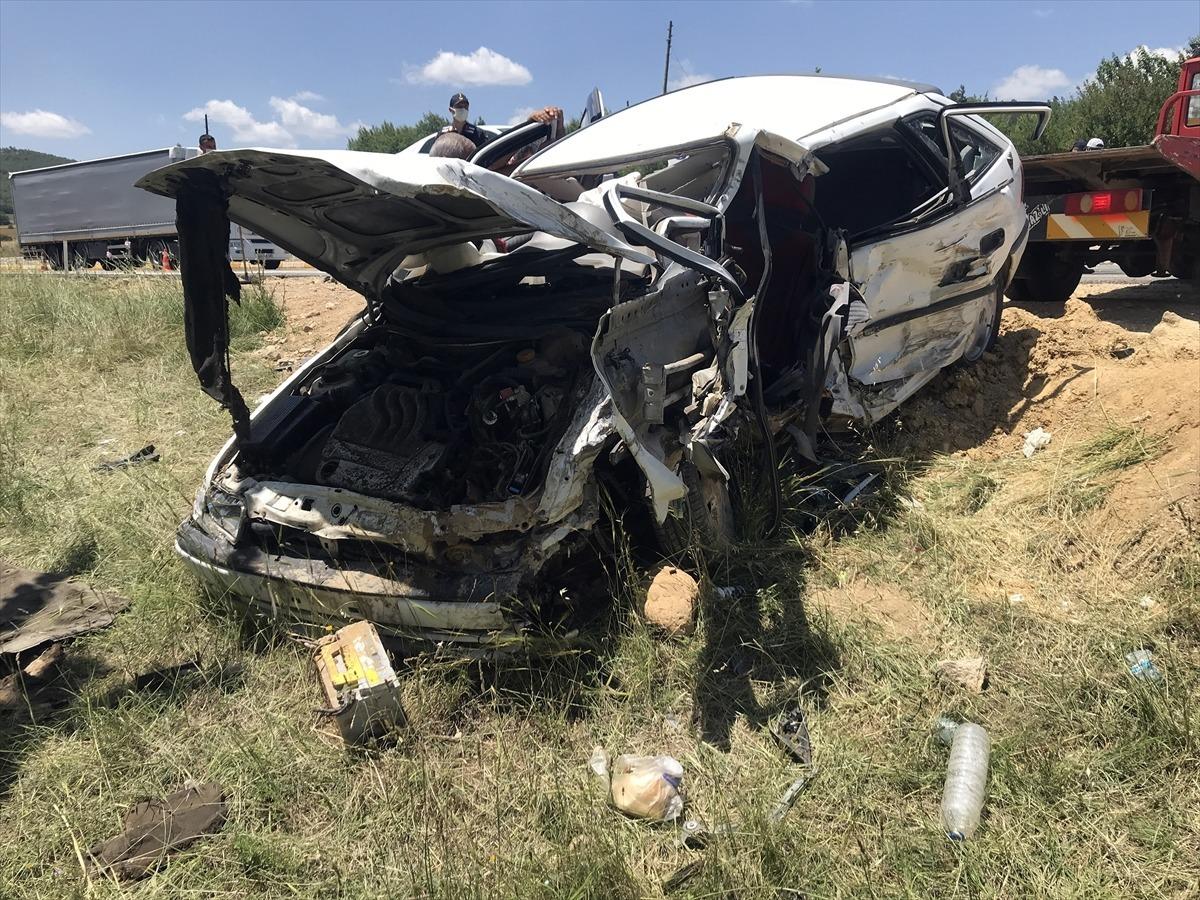 Uşak'ta 2 otomobilin &ccedil;arpışması sonucu 1 kişi &ouml;ld&uuml;, 7 kişi yaralandı