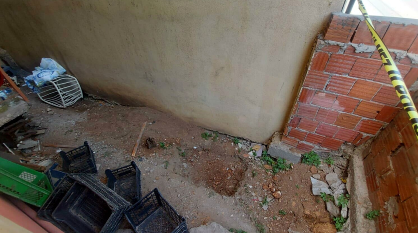 Tutuklandı! Annesini çuvala koyup, apartmanın bahçesine gömmüştü
