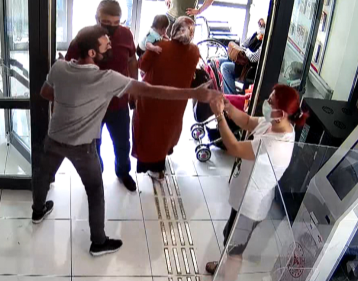 Doktora, ''Aşım neden zamanında yapılmıyor?'' saldırısı! Ağlayarak anlattı: Bunu hak etmiyoruz G4