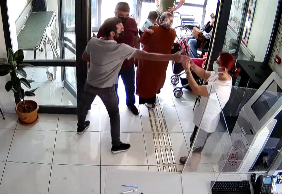 Doktora, ''Aşım neden zamanında yapılmıyor?'' saldırısı! Ağlayarak anlattı: Bunu hak etmiyoruz