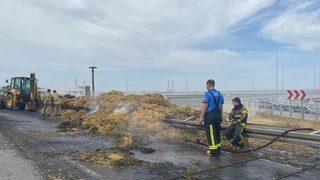 Bursa'da seyir halindeyken alev alan traktöre bağlı saman yüklü römorklar yandı