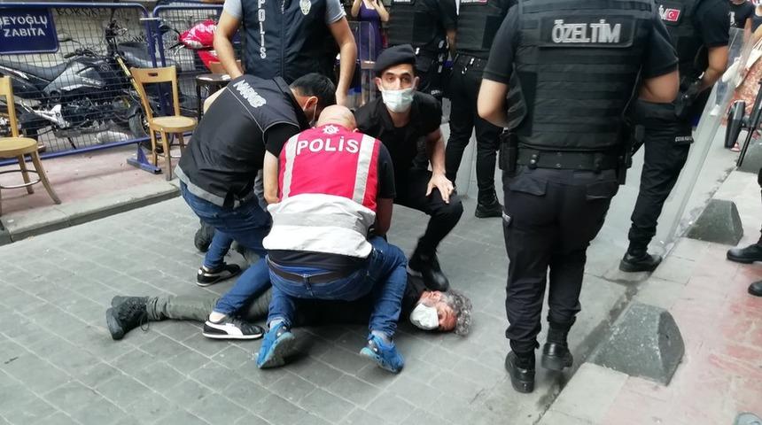 İstanbul'daki Onur Y&uuml;r&uuml;y&uuml;ş&uuml; sırasında AFP foto muhabiri B&uuml;lent Kılı&ccedil; boğazına bastırılarak g&ouml;zaltına alındı