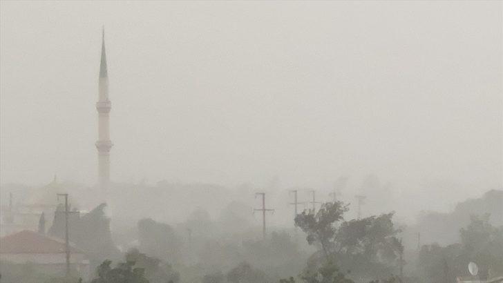 GÜNCELLEME - İzmir'de kısa süreli fırtına hayatı olumsuz etkiledi G1