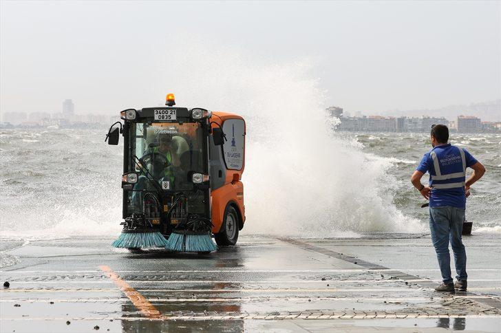 GÜNCELLEME - İzmir'de kısa süreli fırtına hayatı olumsuz etkiledi G3