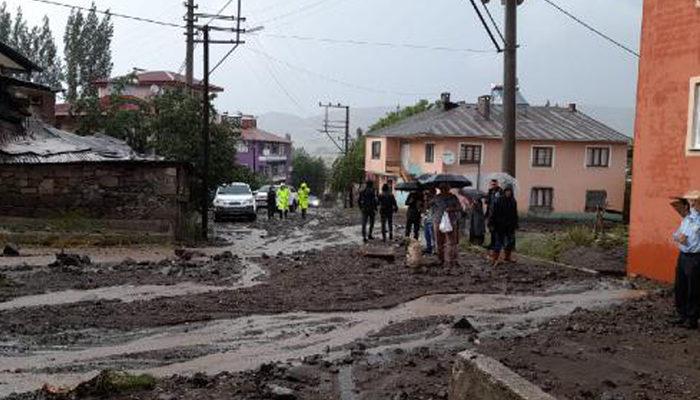 Giresun'da şiddetli sağanak! Dere taştı, yollar çamurla kaplandı