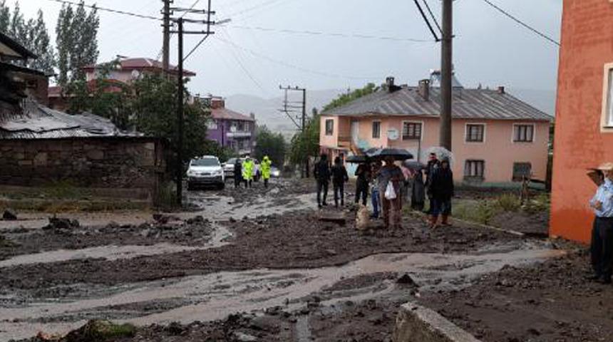 Giresun'da şiddetli sağanak! Dere taştı, yollar çamurla kaplandı
