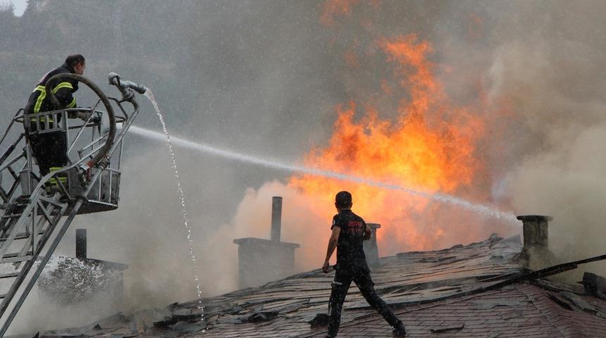 Amasya&rsquo;da 4 katlı binanın &ccedil;atısı alev alev yandı