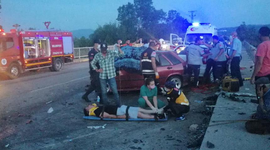 Çanakkale’de iki otomobil kafa kafaya çarpıştı: 3 ölü, 5 yaralı