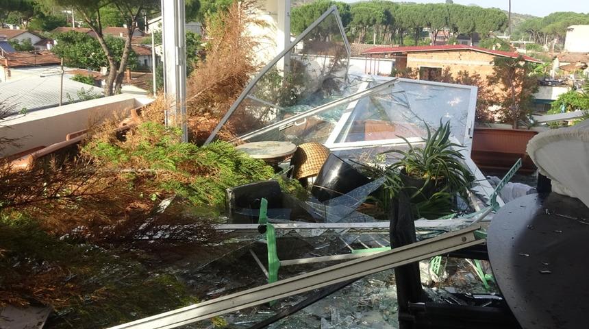 Aydın'da 15 dakika süren 'fırtına' günlük yaşamı olumsuz etkiledi