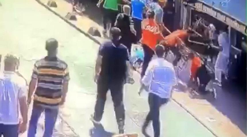 Sokak savaş alanına döndü! Sandalye ve masalar havada uçuştu