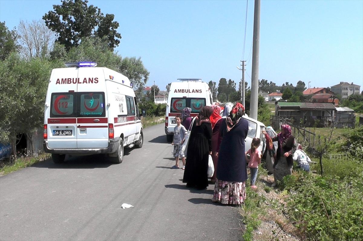 Sakarya'da elektrik direğine &ccedil;arpan otomobildeki aynı aileden 3 kişi yaralandı