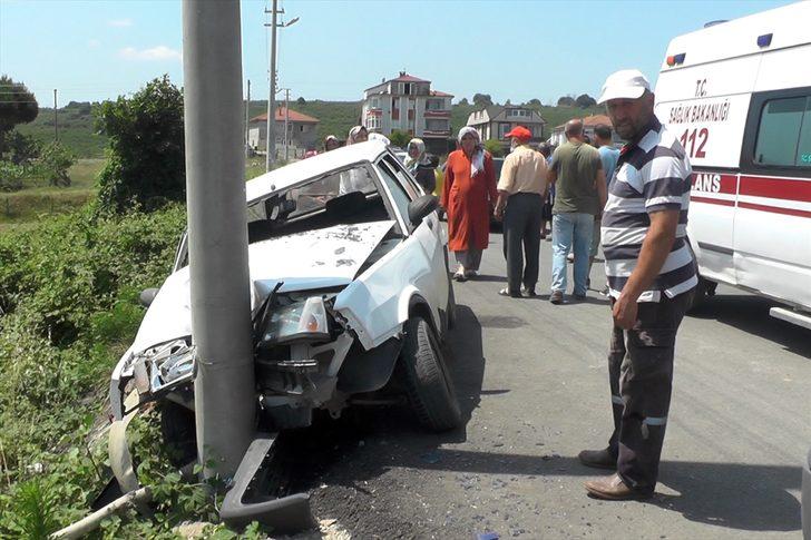 Sakarya'da elektrik direğine çarpan otomobildeki aynı aileden 3 kişi yaralandı G2