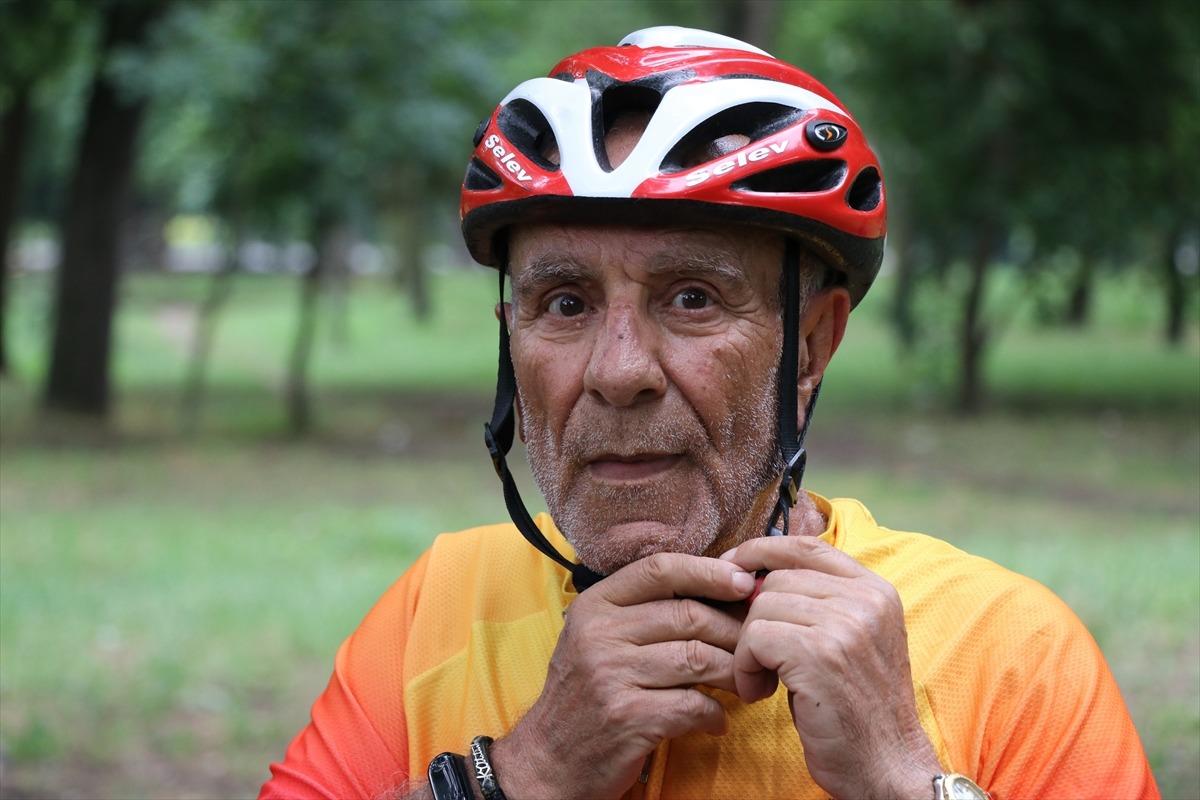 Eski milli sporcu Kovid-19'la m&uuml;cadele eden sağlık &ccedil;alışanlarına moral vermek i&ccedil;in pedal &ccedil;eviriyor