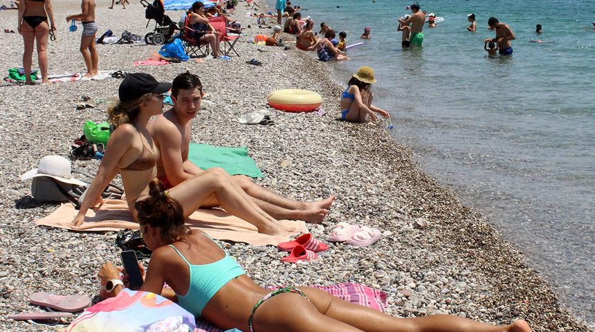 Antalya'da son kısıtlama g&uuml;n&uuml; plajlar turistlerle doldu!