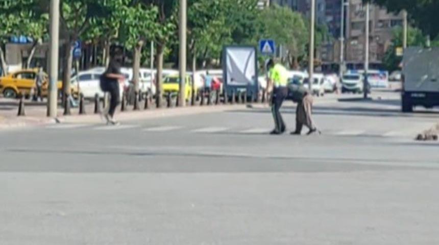 100 yaşındaki nineye polis şefkati! Zorlandığını görünce...