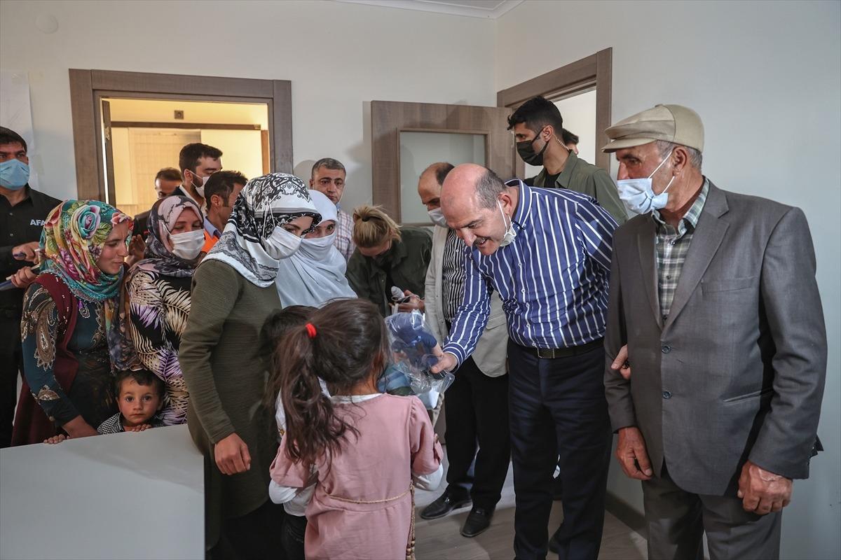 İ&ccedil;işleri Bakanı Soylu, Başkale'de depremzedelerle bir araya geldi: