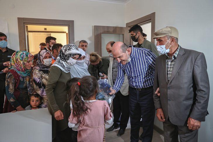 İçişleri Bakanı Soylu, Başkale'de depremzedelerle bir araya geldi: G1