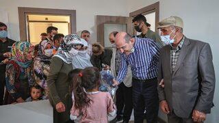 İçişleri Bakanı Soylu, Başkale'de depremzedelerle bir araya geldi: