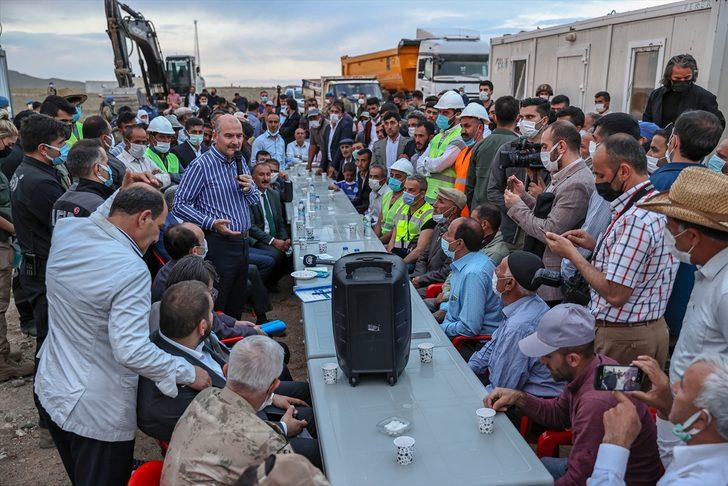 İçişleri Bakanı Soylu, Başkale'de depremzedelerle bir araya geldi: G2