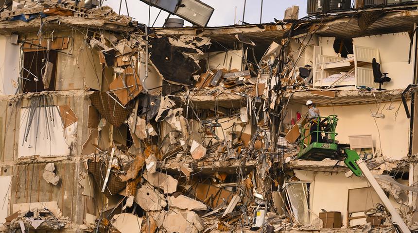 Miami'de çöken 12 katlı binada ölenlerin sayısı 9'a çıktı