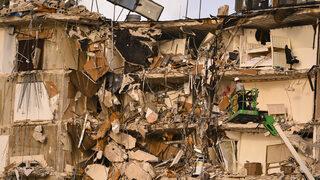 Miami'de çöken 12 katlı binada ölenlerin sayısı 9'a çıktı