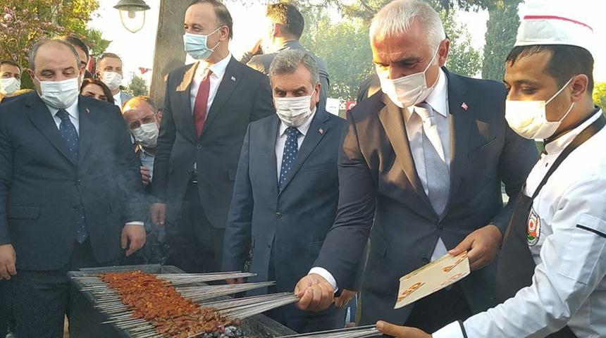 Bakan Ersoy ciğer kebabı pişirdi, Bakan Varank ise izledi