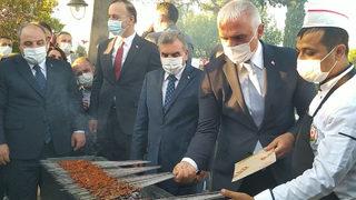 Bakan Ersoy ciğer kebabı pişirdi, Bakan Varank ise izledi