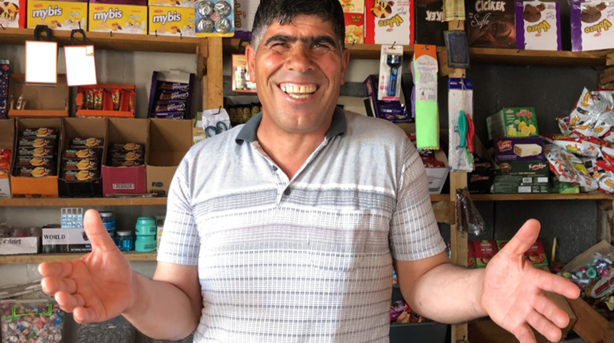 ‘Gülen adam’ lakabıyla bilinen Kasım Can dikkatleri çekti! Sosyal medyadaki olumsuz yorumlara da güldü