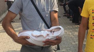Yürekleri dağlayan görüntü! Ölen bebeğini kucağında Adli Tıp'a götürdü