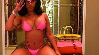 Cardi B hamile olduğunu çıplak fotoğrafla duyurdu