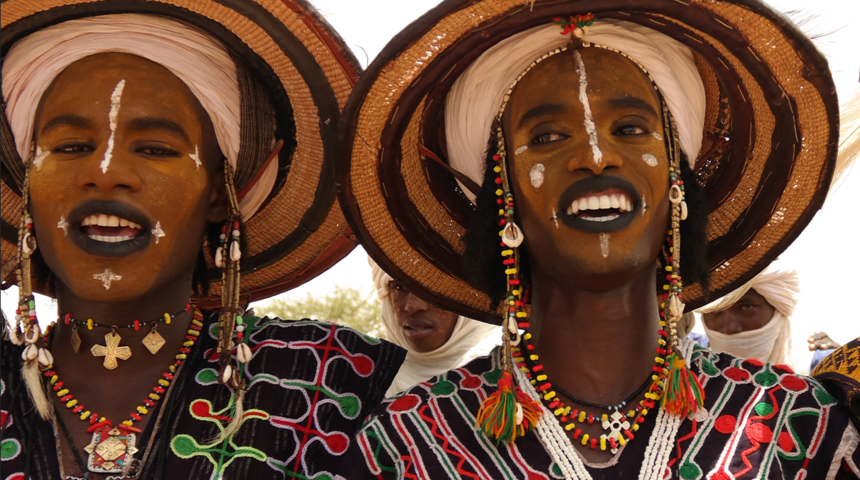 Uzun saçları ve sıra dışı makyajlarıyla eş bulmak için süslenen erkeklerin kabilesi: Wodaabe