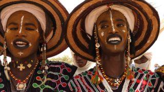 Uzun saçları ve sıra dışı makyajlarıyla eş bulmak için süslenen erkeklerin kabilesi: Wodaabe