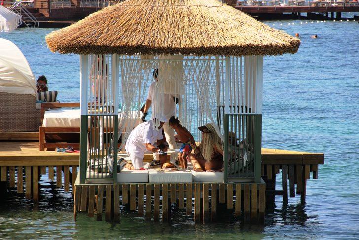 Yeliz Yeşilmen yeni imajıyla dikkat çekti! Saçı bozulmasın diye denize girmedi G2