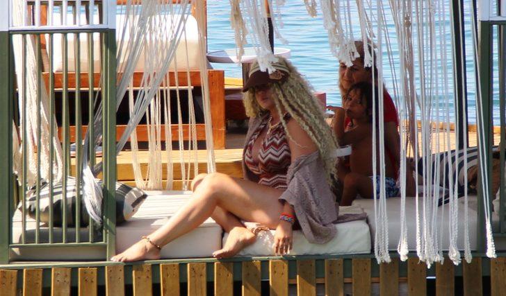 Yeliz Yeşilmen yeni imajıyla dikkat çekti! Saçı bozulmasın diye denize girmedi G3