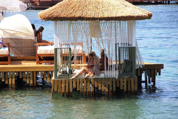 Yeliz Yeşilmen yeni imajıyla dikkat çekti! Saçı bozulmasın diye denize girmedi G4