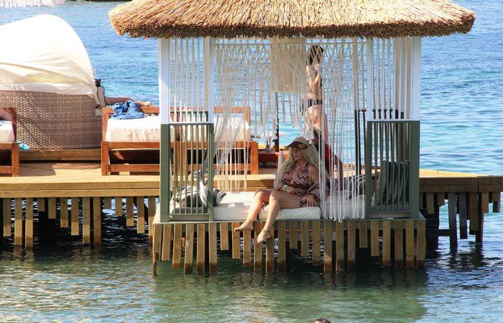 Yeliz Yeşilmen yeni imajıyla dikkat çekti! Saçı bozulmasın diye denize girmedi G5