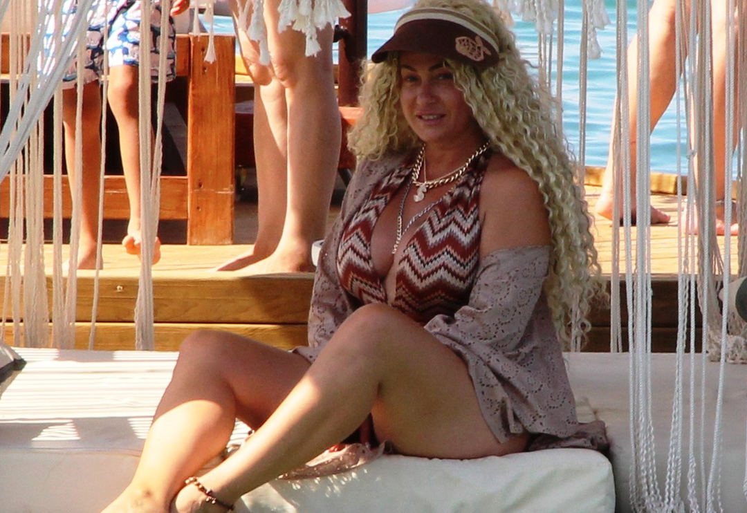 Yeliz Yeşilmen yeni imajıyla dikkat &ccedil;ekti! Sa&ccedil;ı bozulmasın diye denize girmedi